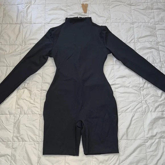 SKIMS ALL-IN-ONE LONG SLEEVE MID THIGH ONESIE - Picture 3 of 15